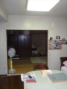 家族みんなが集まる明るいリビングに